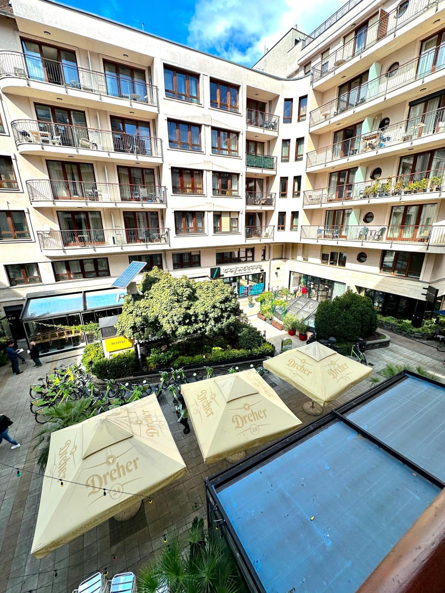 City Center Apartment With Balcony Budapest Esterno foto