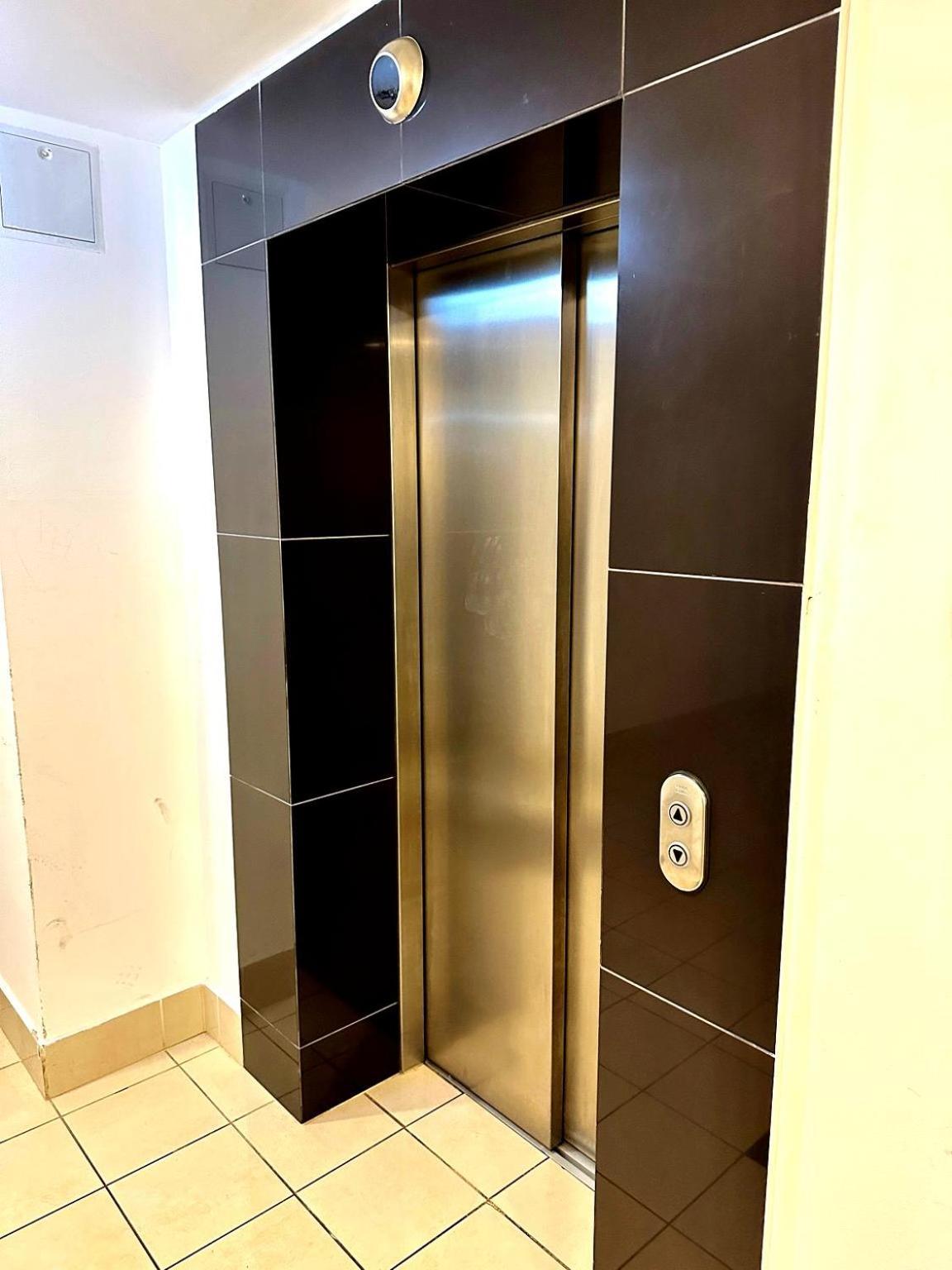 City Center Apartment With Balcony Budapest Esterno foto