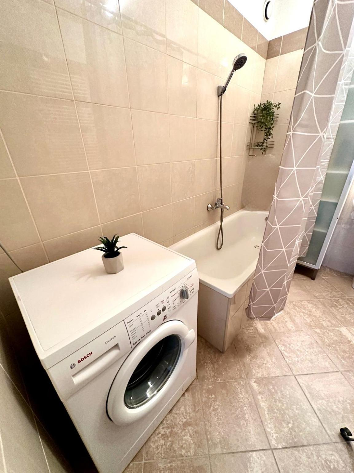 City Center Apartment With Balcony Budapest Esterno foto